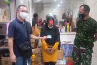 Pelaku pencurian di Roxy Swalayan diamankan pemilik swalayan dan Sertu Hendrikus Paku, Senin (21/3) 