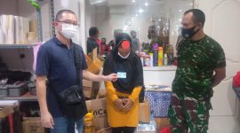 Pelaku pencurian di Roxy Swalayan diamankan pemilik swalayan dan Sertu Hendrikus Paku, Senin (21/3) 