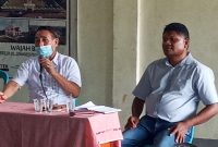 Pastor Paroki Santo Thomas Morus RD Lorens Noi bersama Ketua Panitia Pelaksana Renovasi Gereja Santo Yohanes Paulus II Maumere