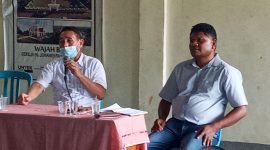 Pastor Paroki Santo Thomas Morus RD Lorens Noi bersama Ketua Panitia Pelaksana Renovasi Gereja Santo Yohanes Paulus II Maumere