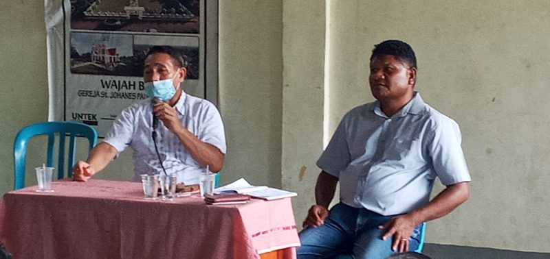 Pastor Paroki Santo Thomas Morus RD Lorens Noi bersama Ketua Panitia Pelaksana Renovasi Gereja Santo Yohanes Paulus II Maumere