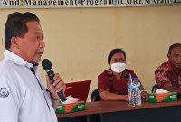 Muhamad Saifudin, Pejabat Fungsional Madya Pengelolaan Eksositem Laut dan Pesisir pada Kementerian Kelautan dan Perikanan sedang memberikan sosialisasi terkait Penyadartahuan Mitigasi Bencana dan Adaptasi Perubahan Iklim di Aula Kantor DKP Sikka, Selasa (29/3)