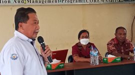 Muhamad Saifudin, Pejabat Fungsional Madya Pengelolaan Eksositem Laut dan Pesisir pada Kementerian Kelautan dan Perikanan sedang memberikan sosialisasi terkait Penyadartahuan Mitigasi Bencana dan Adaptasi Perubahan Iklim di Aula Kantor DKP Sikka, Selasa (29/3)