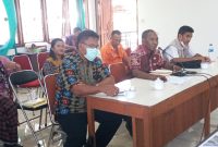 Kepala BPBD Sikka Yohanes Laba saat rapat bersama Pansus 3 DPRD Sikka, Kamis (31/3)