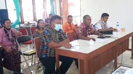 Kepala BPBD Sikka Yohanes Laba saat rapat bersama Pansus 3 DPRD Sikka, Kamis (31/3)