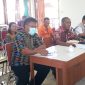 Kepala BPBD Sikka Yohanes Laba saat rapat bersama Pansus 3 DPRD Sikka, Kamis (31/3)