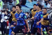Pemain Jepang, Kaoru Mitoma (kiri) melakukan euforia usai membuat gol ke gawang Australia, Kamis (24/3)