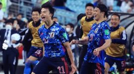 Pemain Jepang, Kaoru Mitoma (kiri) melakukan euforia usai membuat gol ke gawang Australia, Kamis (24/3)