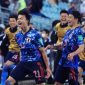 Pemain Jepang, Kaoru Mitoma (kiri) melakukan euforia usai membuat gol ke gawang Australia, Kamis (24/3)