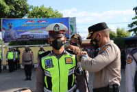 Kapolres Sikka AKBP Nelson Pilipe Diaz Quintas menyematkan pita Operasi Keselamatan Turangga Tahun 2022, Selasa (1/3)(foto: istimewa) 