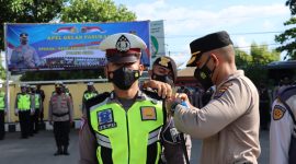 Kapolres Sikka AKBP Nelson Pilipe Diaz Quintas menyematkan pita Operasi Keselamatan Turangga Tahun 2022, Selasa (1/3)(foto: istimewa) 