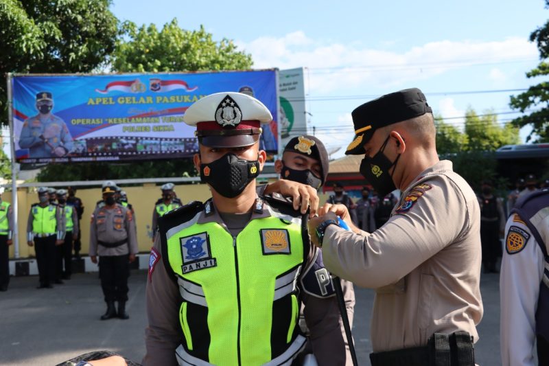 Kapolres Sikka AKBP Nelson Pilipe Diaz Quintas menyematkan pita Operasi Keselamatan Turangga Tahun 2022, Selasa (1/3)(foto: istimewa) 
