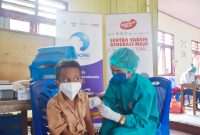Vaksinasi anak di Manggarai Barat yang diinisiasi Danone Indonesia dan Indomaret (foto: istimewa)