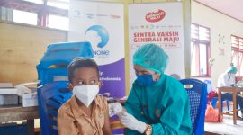 Vaksinasi anak di Manggarai Barat yang diinisiasi Danone Indonesia dan Indomaret (foto: istimewa)