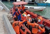 Suasana evakuasi penumpang KM Noah yang mengalami masalah mesin di perairan Pulau Sebayur Kecil Labuan Bajo, Rabu (2/3)