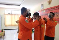 KepaIa Kantor Pencarian dan Pertolongan Maumere I  Putu Sudayana menyematkan tanda peserta Latihan Beregu Operasi SAR di Ketinggian