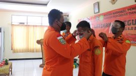 KepaIa Kantor Pencarian dan Pertolongan Maumere I  Putu Sudayana menyematkan tanda peserta Latihan Beregu Operasi SAR di Ketinggian