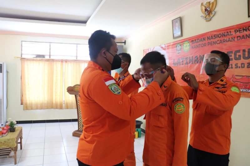 KepaIa Kantor Pencarian dan Pertolongan Maumere I  Putu Sudayana menyematkan tanda peserta Latihan Beregu Operasi SAR di Ketinggian