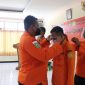 KepaIa Kantor Pencarian dan Pertolongan Maumere I  Putu Sudayana menyematkan tanda peserta Latihan Beregu Operasi SAR di Ketinggian