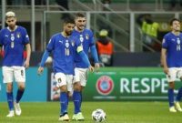 Pemain Italia lesuh usai dikalahkan Makedonia Utara pada kualifikasi Piala Dunia 2022 babak semifinal playoff Zona Eropa, Jumat (25/3) WIB (foto: istimewa)
