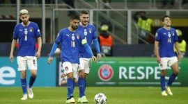 Pemain Italia lesuh usai dikalahkan Makedonia Utara pada kualifikasi Piala Dunia 2022 babak semifinal playoff Zona Eropa, Jumat (25/3) WIB (foto: istimewa)