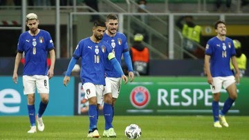 Pemain Italia lesuh usai dikalahkan Makedonia Utara pada kualifikasi Piala Dunia 2022 babak semifinal playoff Zona Eropa, Jumat (25/3) WIB (foto: istimewa)