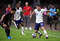 Pemain Amerika Serikat Christian Pulisic (kanan)