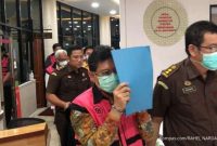 Direktur Jenderal Perdagangan Luar Negeri Kementerian Perdagangan Indrasari Wisnu Wardhana ditahan Kejaksaan Agung dalam kasus mafia minyak goreng, Selasa (19/4) (foto: istimewa)
