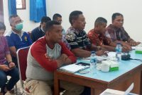 Kadis Pertanian Sikka Yohanes Emil Sarriawan bersama kepala-kepala bidang pada Rapat Pansus 2 LKPJ TA 2021, Jumat (1/4)