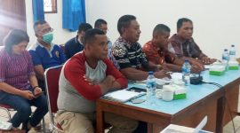 Kadis Pertanian Sikka Yohanes Emil Sarriawan bersama kepala-kepala bidang pada Rapat Pansus 2 LKPJ TA 2021, Jumat (1/4)