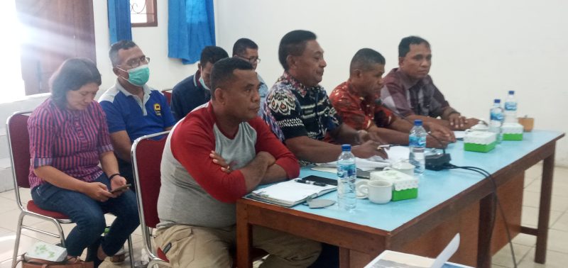 Kadis Pertanian Sikka Yohanes Emil Sarriawan bersama kepala-kepala bidang pada Rapat Pansus 2 LKPJ TA 2021, Jumat (1/4)