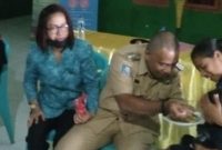 Camat Tanawawo Yoris da Cunha memberikan makanan tambahan kepada anak stunting, Jumat (1/4) (foto: istimewa)