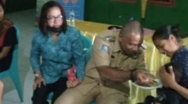 Camat Tanawawo Yoris da Cunha memberikan makanan tambahan kepada anak stunting, Jumat (1/4) (foto: istimewa)