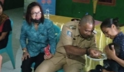 Camat Tanawawo Yoris da Cunha memberikan makanan tambahan kepada anak stunting, Jumat (1/4) (foto: istimewa)