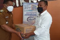 Manajer Operasional PT Garam Pintar Asia menyerahkan sumbangan garam yodium kepada Camat Nita, Senin (4/4)