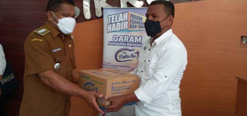 Manajer Operasional PT Garam Pintar Asia menyerahkan sumbangan garam yodium kepada Camat Nita, Senin (4/4)