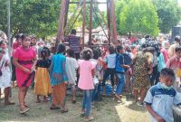 Anak-anak Sekami Stasi Centrum sedang mencari Telur Paskah di halaman Gereja Centrum, Minggu (17/4)