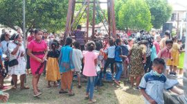 Anak-anak Sekami Stasi Centrum sedang mencari Telur Paskah di halaman Gereja Centrum, Minggu (17/4)