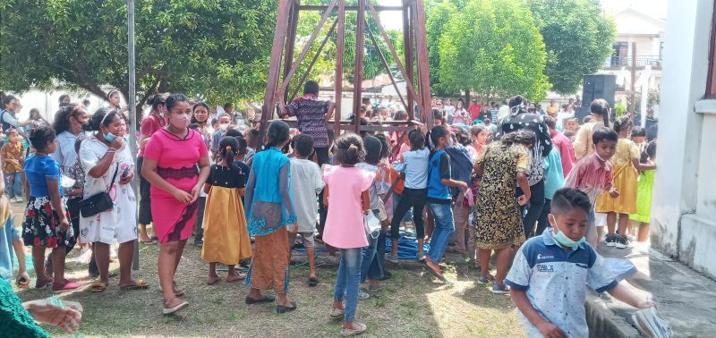Anak-anak Sekami Stasi Centrum sedang mencari Telur Paskah di halaman Gereja Centrum, Minggu (17/4)