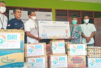 Pimpinan BRI Cabang Maumere Nurdin menyerahkan bantuan sembako untuk Panti Asuhan Ummul Mukminin Hafsah, Jumat (23/4)