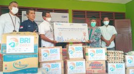 Pimpinan BRI Cabang Maumere Nurdin menyerahkan bantuan sembako untuk Panti Asuhan Ummul Mukminin Hafsah, Jumat (23/4)