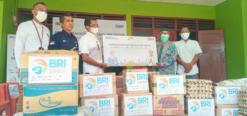 Pimpinan BRI Cabang Maumere Nurdin menyerahkan bantuan sembako untuk Panti Asuhan Ummul Mukminin Hafsah, Jumat (23/4)