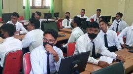 Para pelajar Kelas XII Jurusan Teknik Jaringan Tenaga Listrik SMK Negeri 1 Maumere yang mengikuti Uji Sertifikasi Kompetensi, Selasa (26/4)