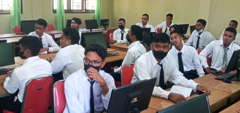 Para pelajar Kelas XII Jurusan Teknik Jaringan Tenaga Listrik SMK Negeri 1 Maumere yang mengikuti Uji Sertifikasi Kompetensi, Selasa (26/4)