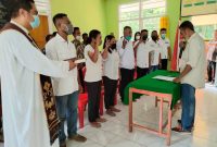 Ketua BPD Wolowiro Hendrikus Moa melantik Panitia Pilkades Wolowiro, Kamis (29/3) (foto: istimewa)