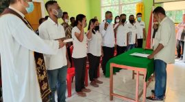 Ketua BPD Wolowiro Hendrikus Moa melantik Panitia Pilkades Wolowiro, Kamis (29/3) (foto: istimewa)