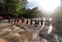 Tim Rescue dan Tim SAR Gabungan melakukan operasi pencarian warga Bhera yang hilang terseret arus Sungai Lowo, Jumat (1/4) (foto: istimewa) 