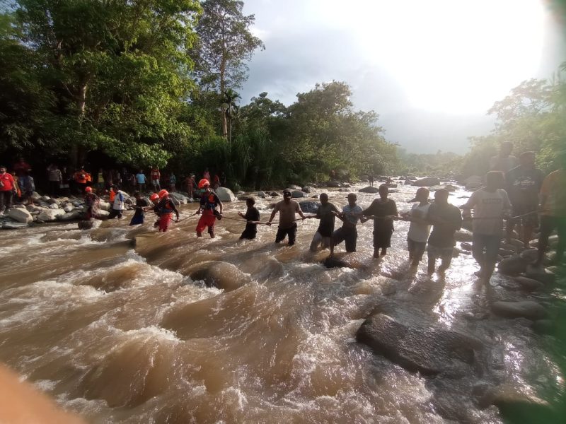 Tim Rescue dan Tim SAR Gabungan melakukan operasi pencarian warga Bhera yang hilang terseret arus Sungai Lowo, Jumat (1/4) (foto: istimewa) 