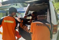 Jasad Laurensia Maru dimasukkan ke dalam ambulance, Selasa (5/4) (foto: istimewa)