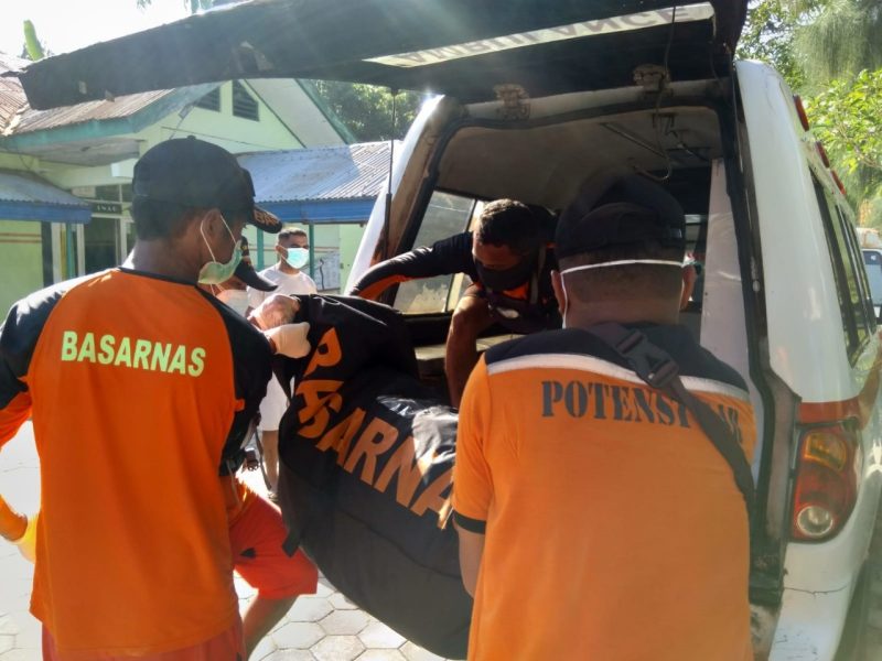 Jasad Laurensia Maru dimasukkan ke dalam ambulance, Selasa (5/4) (foto: istimewa)